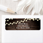 Étiquette Coeur sculpté en bois et lumières à cordes rustiqu (En situation)