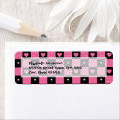 Étiquette Coeurs À damiers roses et noirs tendance (En situation)