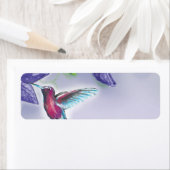 Étiquette colibri coloré et fleurs violettes (En situation)