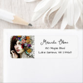 Étiquette Collage | Jolie fille avec des fleurs dans ses che (En situation)