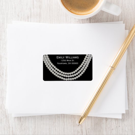 Étiquette Collier de perles élégant sur fond noir (En situation)