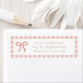 Étiquette Coquette Bow Pink Gingham Trendy Return Address (En situation)