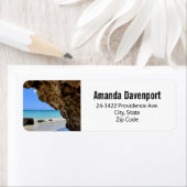 Étiquette Côte tropicale de plage avec un Big Rock (En situation)