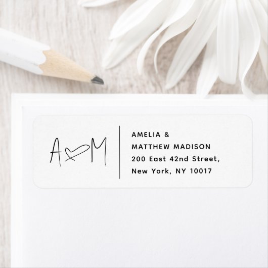 Étiquette Couple Monogram Heart White Return Address (En situation)