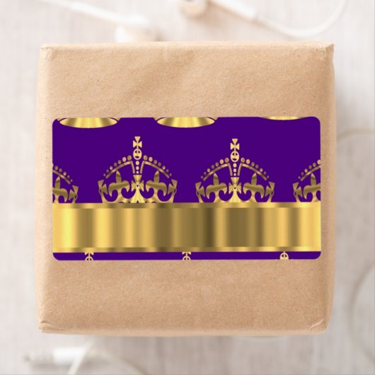 Étiquette couronne d'or sur violet (En situation)