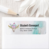 Étiquette Crâne animal Boho avec papillons et fleurs (En situation)