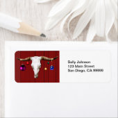 Étiquette Crâne de vache avec ornements de Noël sur la grang (En situation)