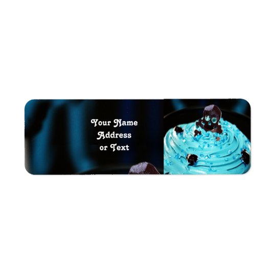 Étiquette Crâne noir de Halloween sur le petit gâteau bleu