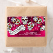 Étiquette Crânes à sucre et tourbillons Rose Red ID725 (En situation)