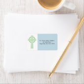 Étiquette Croix celtique verte avec adresse de retour (En situation)