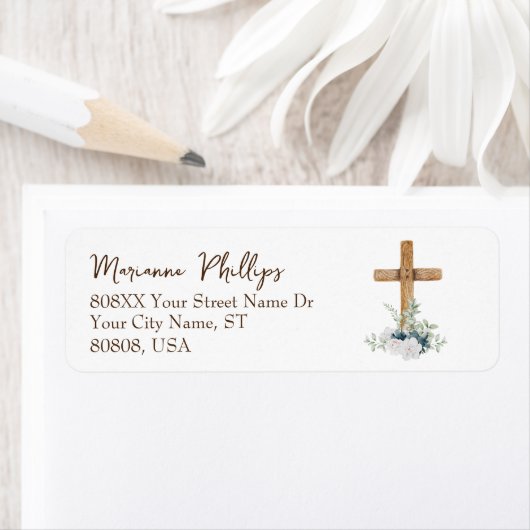 Étiquette Croix de bois aux fleurs bleues et blanches (En situation)