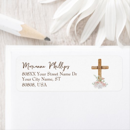 Étiquette Croix de bois aux fleurs rose et blanche (En situation)