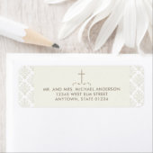 Étiquette Croix de crème ivoire avec motif Damas (En situation)