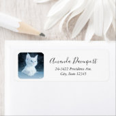 Étiquette Cuite Kitten blanc avec de beaux yeux bleus (En situation)