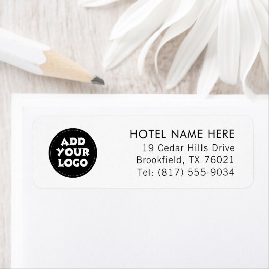 Étiquette Custom Hotel Logo and Return Name Address (En situation)