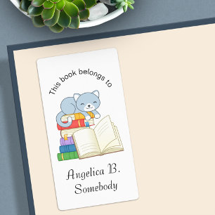 Étiquette Cute Chat au-dessus d'une pile de livres - Plaque 