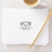 Étiquette Cute Couple Monogram Heart Return Address (En situation)