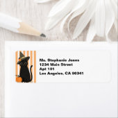 Étiquette Cute Halloween Black Cat with Witch Hat Pumpkin (En situation)