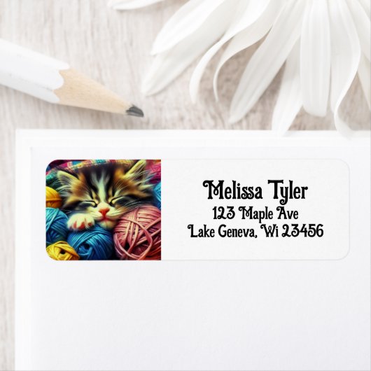 Étiquette Cute Kitten Dormir sous une couverture Personnalis (En situation)