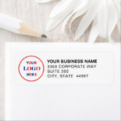 Étiquette d'adresse de retour blanche avec logo d' (En situation)