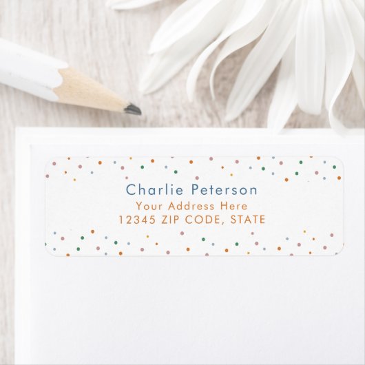Étiquette d'adresse de retour Confetti Coloré (En situation)