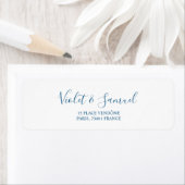 Étiquette d'adresse de retour de mariage bleu mini (En situation)
