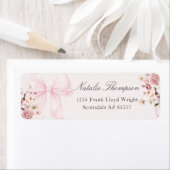 Étiquette d'adresse de retour floral à ruban rose (En situation)