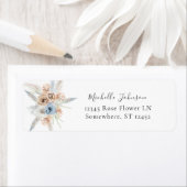 Étiquette d'adresse de retour florale boho bleu et (En situation)