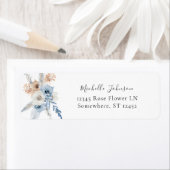 Étiquette d'adresse de retour florale boho bleu et (En situation)