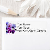 Étiquette d'adresse de retour florale Pansy Violet (En situation)