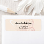 Étiquette d'adresse de retour papillon beige rose (En situation)