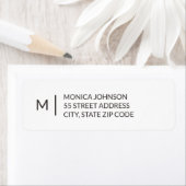 Étiquette d'adresse de retour simple Monogramme (En situation)
