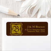 Étiquette d'adresse Marron + Or Monogramme (En situation)