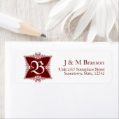 Étiquette d'adresse rouge + blanc Monogramme (En situation)