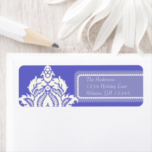 Étiquette Damas D'Ivoire Sur Lilac (En situation)
