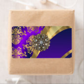 Étiquette Damas pourpre et or (En situation)