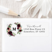 Étiquette Dark Burgundy & Blush Pink Floral 2 Adresse de ret (En situation)