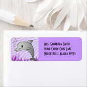 Étiquette Dauphin gris mou en eau violette (En situation)