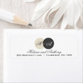 Étiquette de adresse de monogramme beige et gris (En situation)