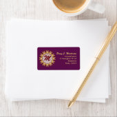 Étiquette de adresse de monogramme de roue violet+ (En situation)