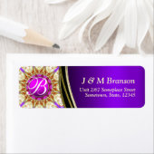 Étiquette de adresse de monogramme satin d'or viol (En situation)