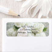 Étiquette de adresse de ranunculus blanc et d'hydr (En situation)