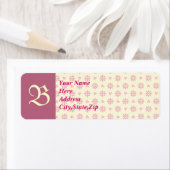 Étiquette de adresse rose décoré d'un monogramme (En situation)
