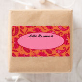 Étiquette de balise Red & Orange Paisley Name (En situation)