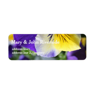 Étiquette de belles fleurs violettes et jaunes