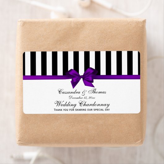 Étiquette de bouteille de vin noir blanc classique (En situation)