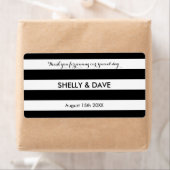 Étiquette de bouteille d'eau à mariage rayé noir e (En situation)