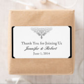 Étiquette de bouteille d'eau blanc noir et argent  (En situation)