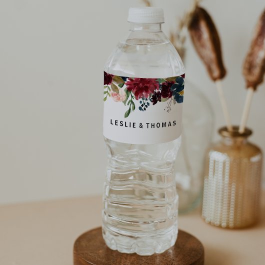 Étiquette de bouteille d'eau bordeaux éclatante ru