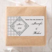 Étiquette de bouteille d'eau gris perlé Monogramme (En situation)